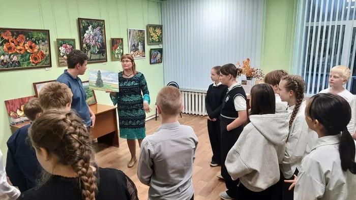 Ребята во время просмотра картин