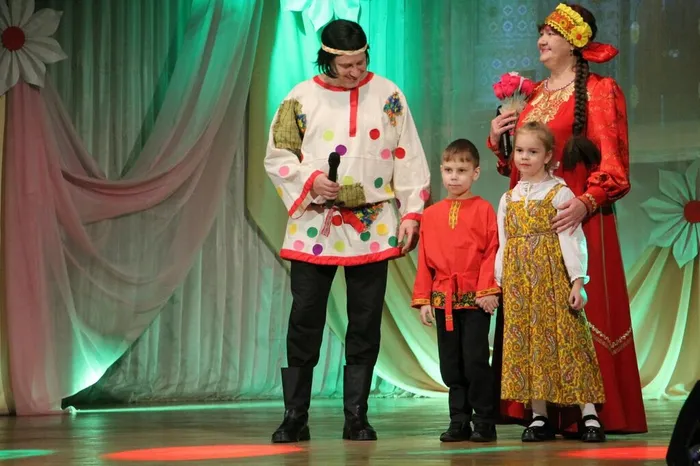 Ведущие Марья-искусница и Иван-кузнец